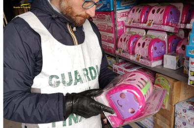 Foggia, il bilancio della GdF durante le feste: sequestrati 3kg di droga e 230mila prodotti contraffatti