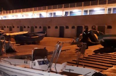 Barca incendiata nel porto di Torre a Mare: dopo quasi un anno arrestati 2 giovani