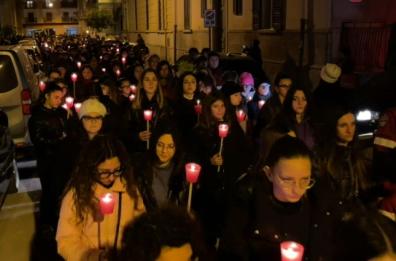 Omicidio-suicidio a Trani: la fiaccolata silenziosa per Teresa