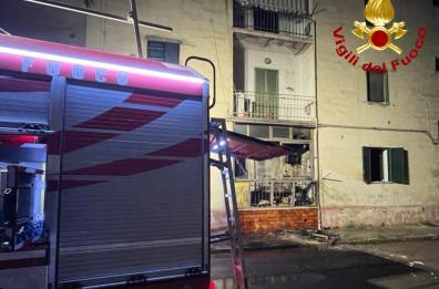 Notte di fuoco nel Salento: in fiamme appartamento a Lecce e un'auto a Casarano