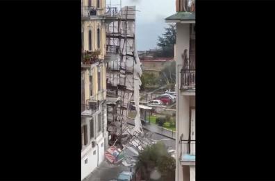 Napoli, crolla ponteggio in via Aniello Falcone: video virale