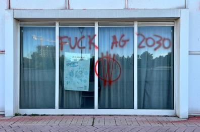Imbrattati i muri della sede Cgil Bari, sindacato presenta denuncia