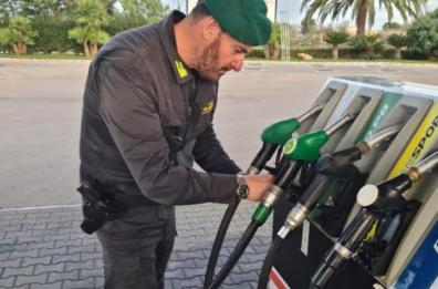 Diesel annacquato e bombole di Gpl stoccate in maniera pericolosa: controlli e denunce nel Salento