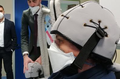Caschi refrigeranti per donne in chemioterapia: 22 nuovi dispositivi in Puglia contro caduta capelli