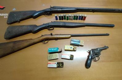 Cassano Murge, pistola e tre fucili nascosti nel ripostiglio di casa: arrestato 48enne