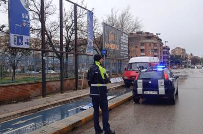 Foggia, albero cade per il maltempo e colpisce due auto in transito: quattro feriti