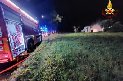 Garage in fiamme nel Brindisino, mentre nel Leccese bruciano auto e due scooter