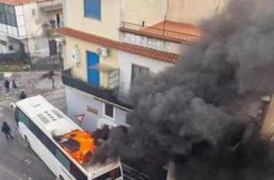 Calcio: guerriglia a Pagani, a fuoco autobus tifosi. Viminale: «Sanzioni esemplari»