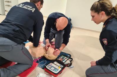 Andria, da oggi sulle volanti della polizia defibrillatori a bordo