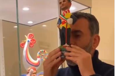 «A fischiare, ha fischiato»: Decaro a Rutigliano per «testare» il fischietto che lo ritrae