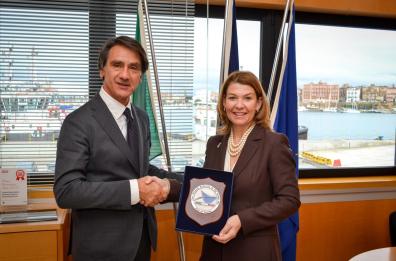 La console generale statunitense Roberts-Pounds in visita al porto di Taranto