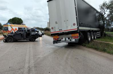 Scontro tra auto e tir sulla Palese-Bitonto: camion finisce fuori strada