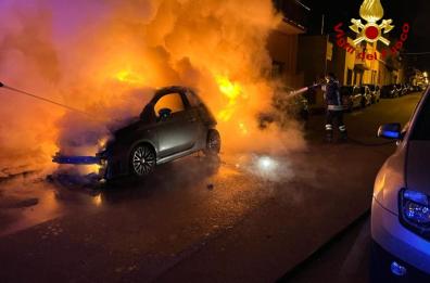 Rogo d'auto nella notte a Monteroni: a fuoco le auto di una giovane coppia