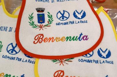 Melpignano festeggia i  nuovi nati: in regalo un seme, un libro e la «bavetta della pace»
