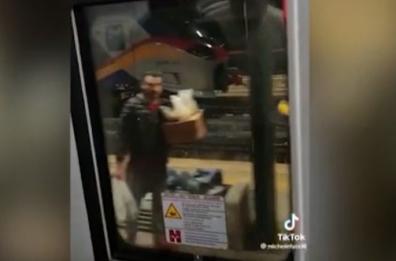 Ragazzi di Andria ordinano la pizza in treno e il rider arriva sui binari: il video
