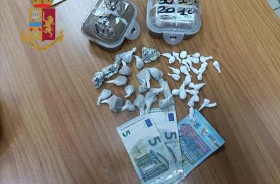 Taranto, sul monopattino nel quartiere Tamburi per vendere droga: arrestato