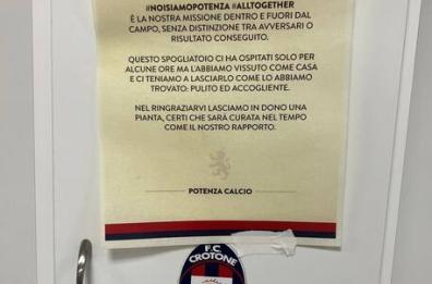 Il Potenza come il Giappone: pulisce gli spogliatoi del Crotone e lascia una pianta