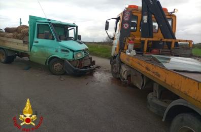 Incidente stradale allo svincolo per Cerano tra un Daily e un carro attrezzi