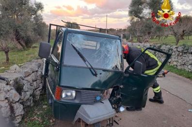 Ostuni, impatto nel pomeriggio tra auto e Apecar: due feriti