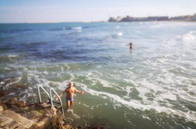 Bari, due temerari sfidano il gelo di febbraio e si tuffano dal «Trampolino»