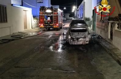 Notte di fuoco nel Salento: distrutte tre automobili a Botrugno e Carmiano