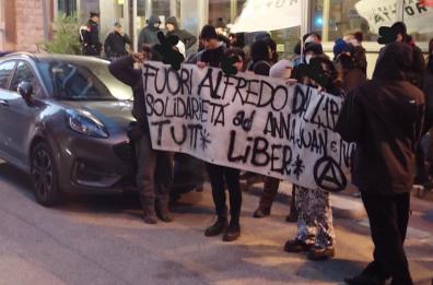 Caso Cospito: presidio di anarchici sotto la sede Rai Bari: «Alfredo libero. Via dal 41 bis»