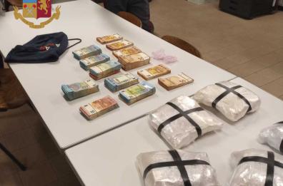 Fermati al casello autostradale di Bari con 5,5 chili di droga: 2 arresti