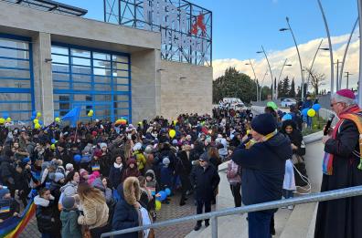 Gravina, ecco la carovana della pace dei ragazzi: striscioni e palloncini