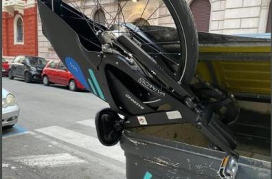 Bari, bici a noleggio nel bidone della spazzatura, Decaro: «Gps e telecamere, troveremo questo 'genio'»