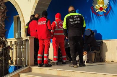 Lecce, per le raffiche di vento cadono calcinacci dal campanile del Duomo 