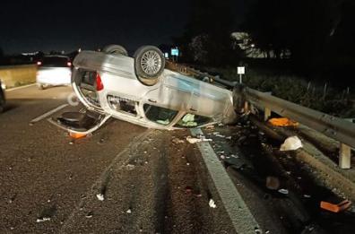 Giallo nel Salento, auto si ribalta sulla Lecce-Brindisi ma al volante non c'è nessuno