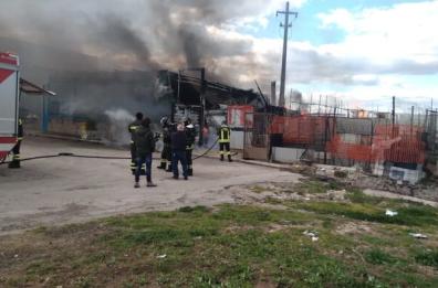 Incendio in un capannone-deposito di Canosa: nessuno resta ferito