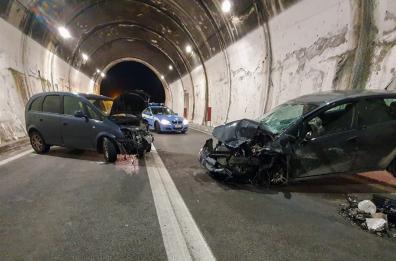 Basilicata, scontro fra due auto in galleria: 5 persone ferite