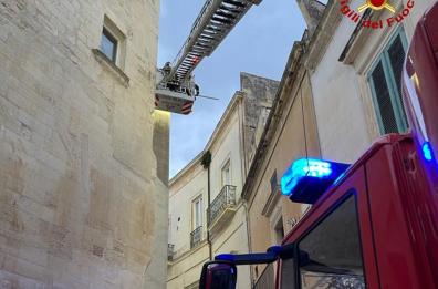 Lecce, cade intonaco da fabbricato di proprietà del Comune: intervengono i Vigili del fuoco