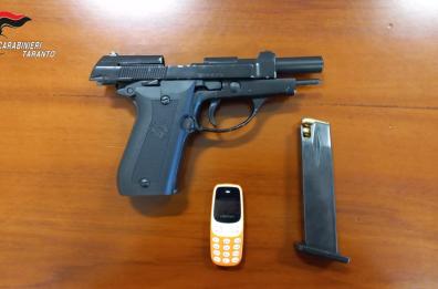 Nel comodino della camera da letto una pistola pronta a sparare: un arresto a Laterza