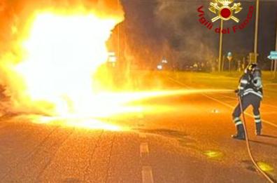 Notte movimentata nel Leccese, in fiamme due auto 