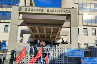 Potenza, sit-in degli operai ex Auchan: «Nessun futuro e la disoccupazione sta per scadere»