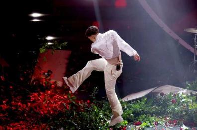 Sanremo 2023, Blanco ha problemi con l'audio e distrugge i fiori sul palco. L'Ariston fischia