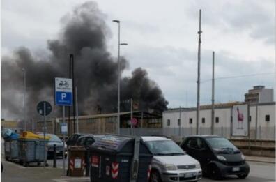 Bari, scoppia incendio in un capannone abbandonato vicino alla stazione 