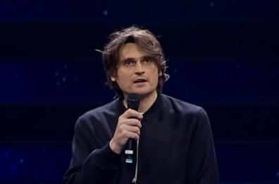 Sanremo 2023, Angelo Duro: «Io trasgredisco non voi». E si cala i pantaloni all'Ariston