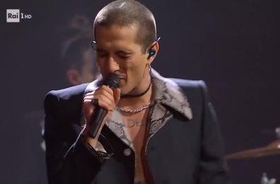 I Maneskin infiammano Sanremo: medley di successi, «Zitti e buoni» torna sul palco dove è nata