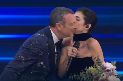 Sanremo, nella terza serata Amadeus festeggia 1mln di follower su Instagram. Monologo di Paola Egonu sulla diversità
