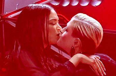 Sanremo 2023, al via la serata cover: Elodie sexy e rock infiamma l'Ariston con Big Mama, poi il bacio. Standing ovation per Beppe Vessicchio a sorpresa per dirigere  Grignani e Arisa. Il duo Giorgia ed Elisa da brividi