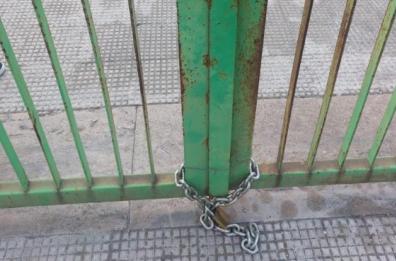 Gravina, studenti arrivano a scuola e trovano cancelli chiusi con catene e lucchetti: interviene la polizia