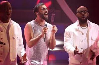 Sanremo 2023, Mengoni vince la serata delle cover con Let it Be. Il monologo della Francini sulla maternità mancata