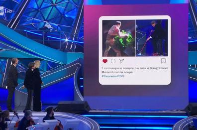 Sanremo 2023, i meme sbarcano su Rai 1: Chiara Ferragni li mostra in diretta