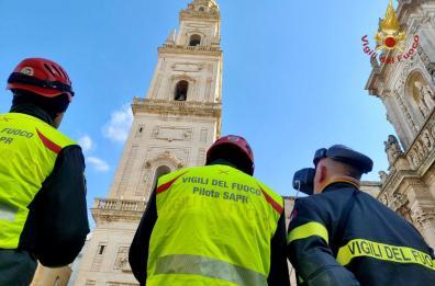 Lecce, ancora controlli dei Vigili del Fuoco dopo i calcinacci caduti dal campanile del Duomo 