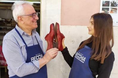 Noci, storia di Rossella, da ingegnere a calzolaia nel nome del padre