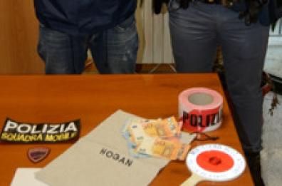 Brindisi, coltello e volto coperto, 19enne rapina negozio di videogame: arrestato