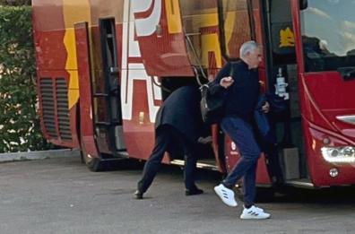 Lecce-Roma: Mourinho scalda i motori per il match, immortalato fuori dall’hotel